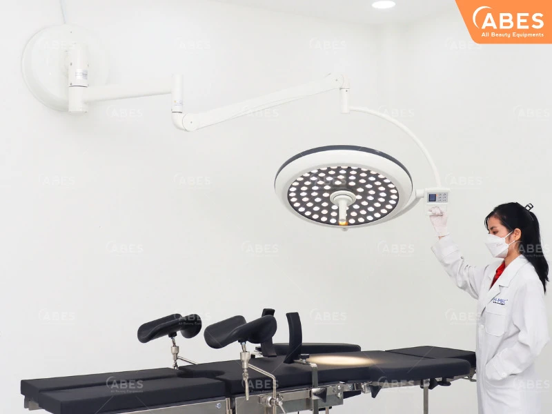 Đèn phẫu thuật treo tường là thiết bị chiếu sáng chuyên dụng được gắn cố định trên tường